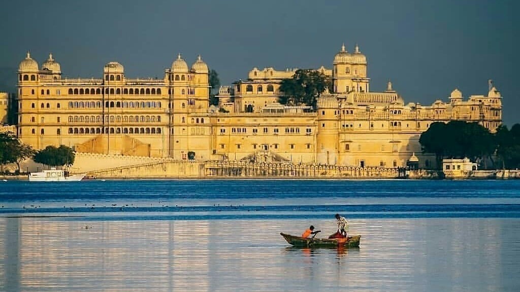 City Palace on Lake Pichola, Udaipur with boat.